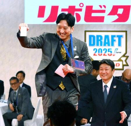 　立石の交渉権を獲得してガッツポーズをする藤川監督（撮影・堀内翔）