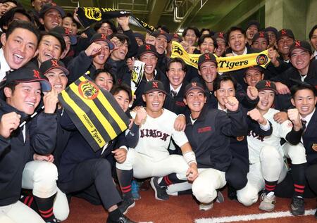 　阪神から２位指名を受け、チークメートと喜ぶ日大・谷端将伍（撮影・金田祐二）