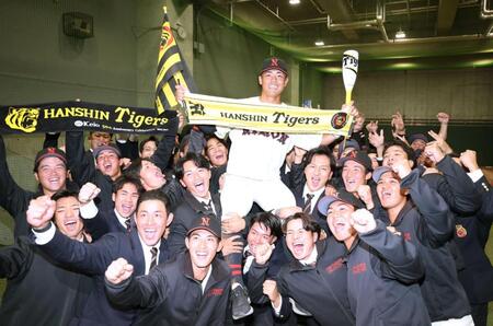 　阪神から２位指名を受け、チームメートと喜ぶ日大・谷端（撮影・金田祐二）