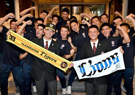 　神村学園のチームメートと笑顔で写真に納まる阪神４位指名の神村学園・早瀬（手前左）と西武育成２位の今岡（撮影・中村太一）