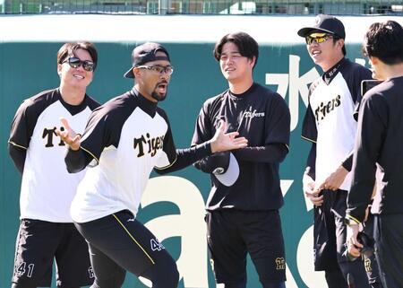 阪神“かく乱作戦”全員でブルペンへ　有力・村上も「自分は分からないんで」　２５日開幕・日本Ｓ先発明かさず