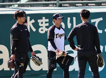 　キャッチボールを終え、村上（右）、高橋ら投手陣全員がグラウンドから移動する（撮影・田中太一）