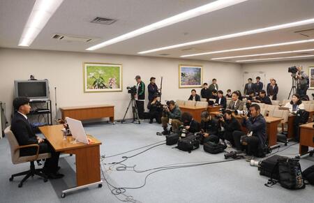 　会見する創価大・立石正広（左端）＝撮影・石井剣太郎