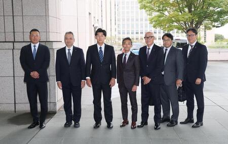 　写真に納まる（左から）創価大・高口隆行コーチ、佐藤康弘監督、立石正広、阪神・竹内副本部長、畑山統括スカウト、東編成ディレクター、吉野スカウト（撮影・石井剣太郎）