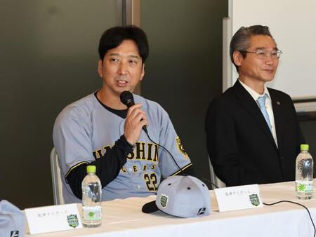 　村上の先発を明言した藤川監督。右は嶌村球団本部長（撮影・田中太一）