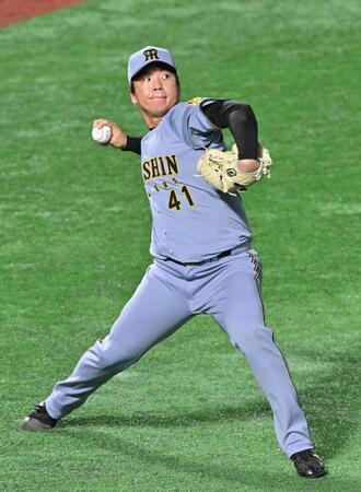 　キャッチボールで調整する村上