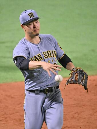 　守備練習する佐藤輝