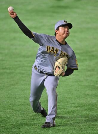 　キャッチボールで調整する村上