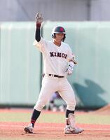 　１回、中前打を放った日大・谷端将伍（撮影・金田祐二）