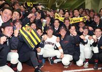 　阪神から２位指名を受け、チークメートと喜ぶ日大・谷端将伍（撮影・金田祐二）