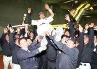 　阪神から２位指名を受け、チームメートと喜ぶ日大・谷端将伍（撮影・金田祐二）