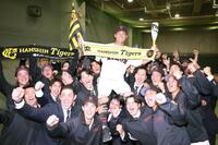 　阪神から２位指名を受け、チームメートと喜ぶ日大・谷端（撮影・金田祐二）