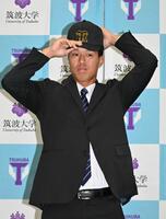 　帽子をかぶる阪神３位・岡城快生（撮影・持木克友）