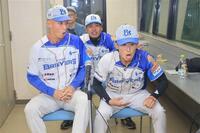 　阪神からの指名に驚く兵庫ブレイバーズ・山崎（右）＝撮影・山本晃