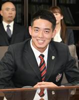 　阪神に４位指名され、笑顔を見せる神村学園・早瀬朔