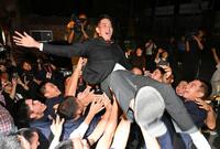 　阪神から４位指名され、胴上げされる神村学園・早瀬朔