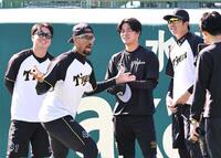 　練習前の円陣でおどけるデュプランティエ（手前）を笑顔で見つめる（左から）村上、高橋、才木（撮影・田中太一）