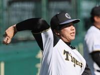 　キャッチボールで調整する才木（撮影・田中太一）