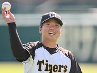 　キャッチボールで調整する村上（撮影・田中太一）