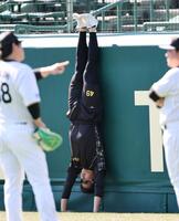 　逆立ちをする大竹（撮影・田中太一）