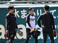 　キャッチボールを終え、村上（右）、高橋ら投手陣全員がグラウンドから移動する（撮影・田中太一）