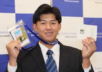 　当たりくじを手にポーズを決める創価大・立石正広（撮影・石井剣太郎）