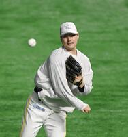 　入念にキャッチボールする有原（撮影・北村雅宏）