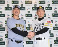 　会議を終え、握手する藤川監督と小久保監督（撮影・田中太一）