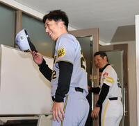 　監督会議を終え、引き揚げる藤川監督と小久保監督（撮影・田中太一）