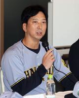 　監督会議で発言する藤川監督