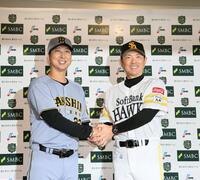 　会議を終え、握手をする藤川監督と小久保監督（撮影・田中太一）