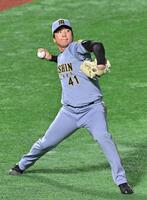 　キャッチボールで調整する村上