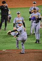 　守備練習する村上