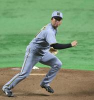 　守備練習に励む村上（撮影・北村雅宏）