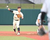 　１回、三塁併殺を決める日大・谷端将伍（撮影・持木克友）