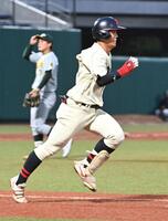 　３回、空振りの三振に仕留められ振り逃げを試みる日大・谷端将伍（撮影・持木克友）