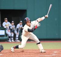 　１回、空振りの三振に倒れる日大・谷端将伍（撮影・持木克友）