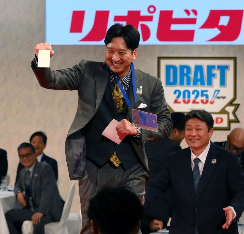 　創価大・立石正広の交渉権を獲得してガッツポーズをする藤川監督（撮影・堀内翔）