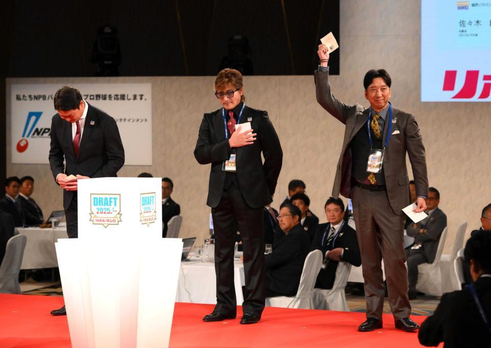 　創価大・立石の交渉権を獲得してガッツポーズをする藤川監督（右端）。左から新井監督、新庄監督（撮影・堀内翔）