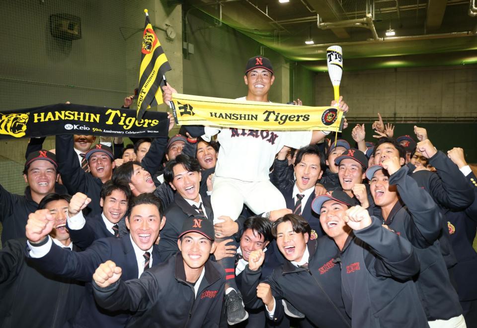 　阪神から２位指名を受け、チークメートと喜ぶ日大・谷端将伍（撮影・金田祐二）