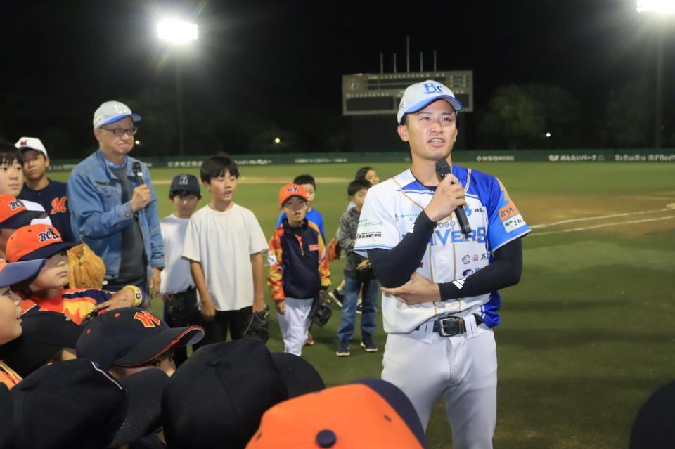 阪神育成２位で指名されたことを報告する兵庫ブレイバーズ・山崎（撮影・山本晃）