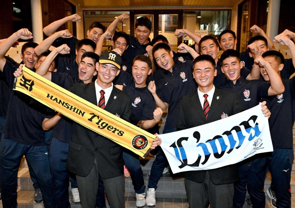　神村学園のチームメートと笑顔で写真に納まる阪神４位指名の神村学園・早瀬（手前左）と西武育成２位の今岡（撮影・中村太一）