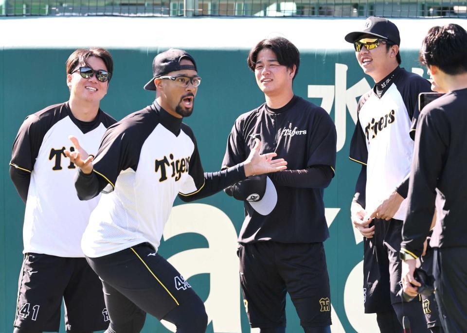 　練習前の円陣でおどけるデュプランティエ（手前）を笑顔で見つめる（左から）村上、高橋、才木（撮影・田中太一）