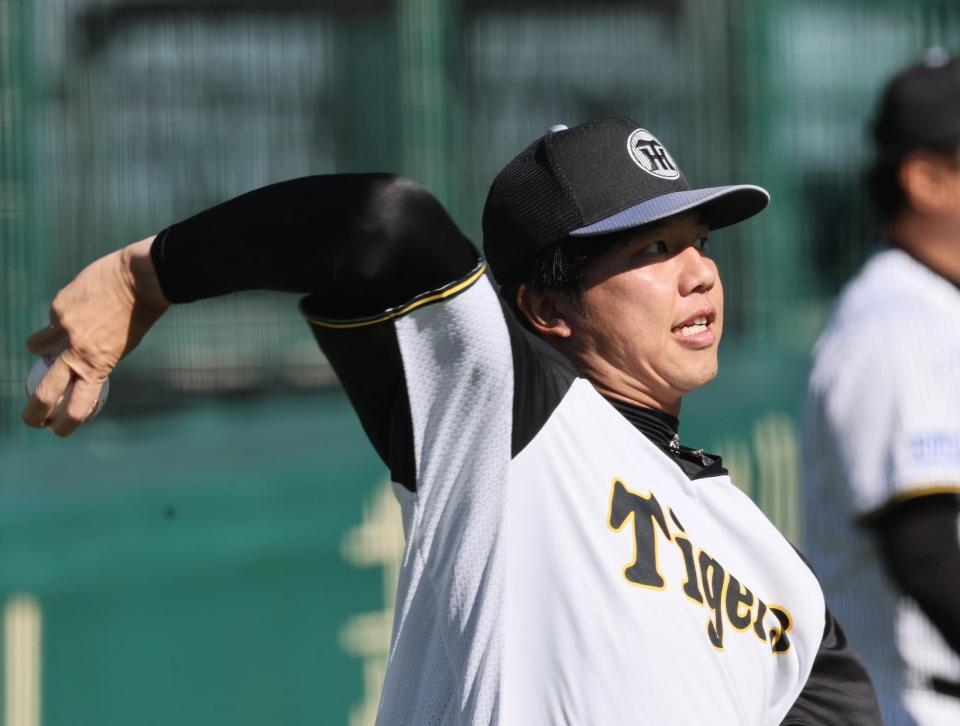 　キャッチボールで調整する才木（撮影・田中太一）