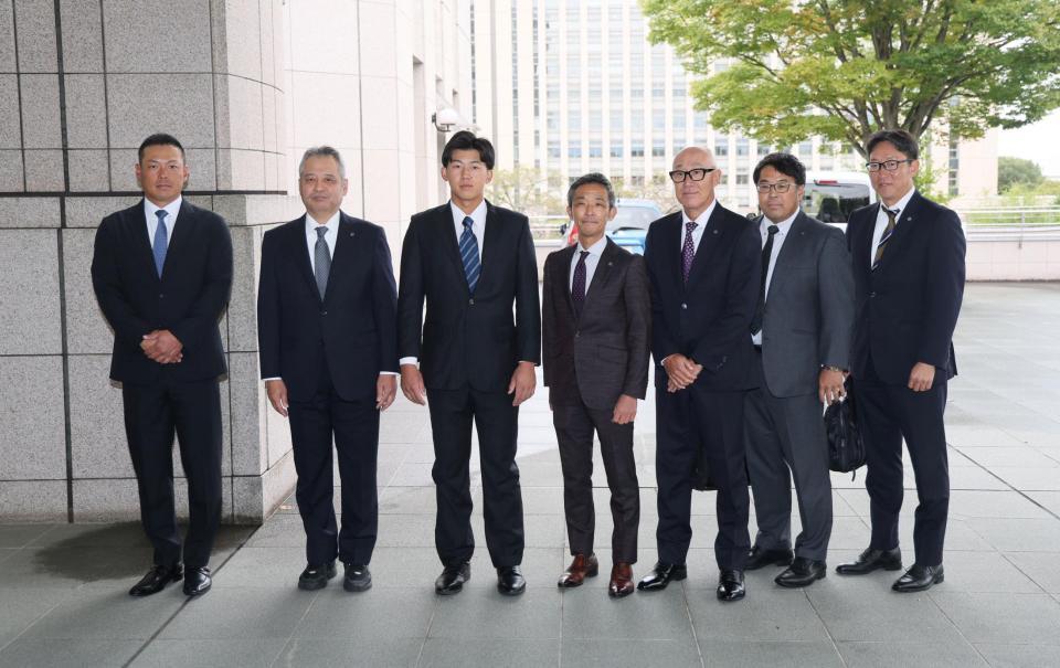 　写真に納まる（左から）創価大・高口隆行コーチ、佐藤康弘監督、立石正広、阪神・竹内副本部長、畑山統括スカウト、東編成ディレクター、吉野スカウト（撮影・石井剣太郎）