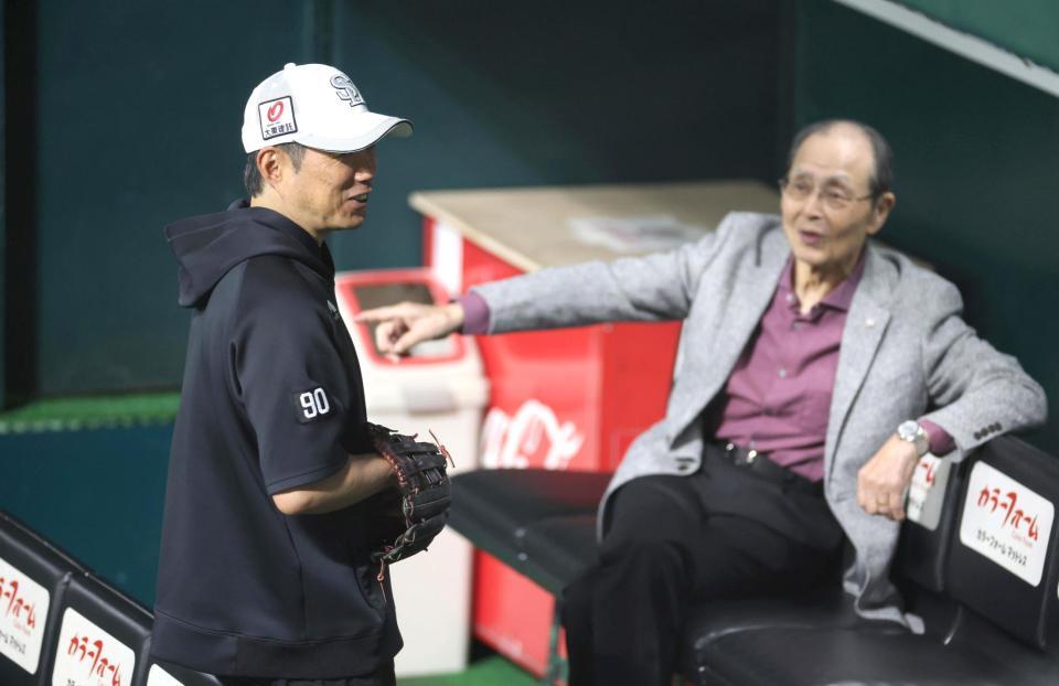 　練習中に王球団会長と談笑する小久保監督（左）＝撮影・北村雅宏