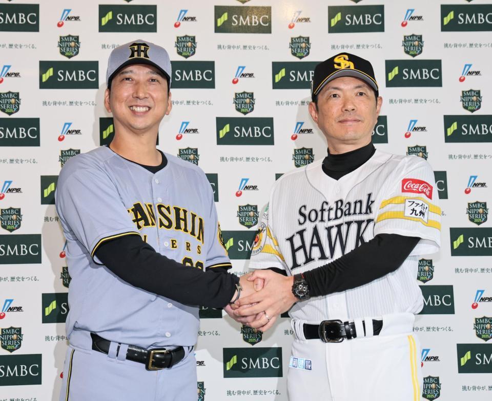 　会議を終え、握手する藤川監督と小久保監督（撮影・田中太一）