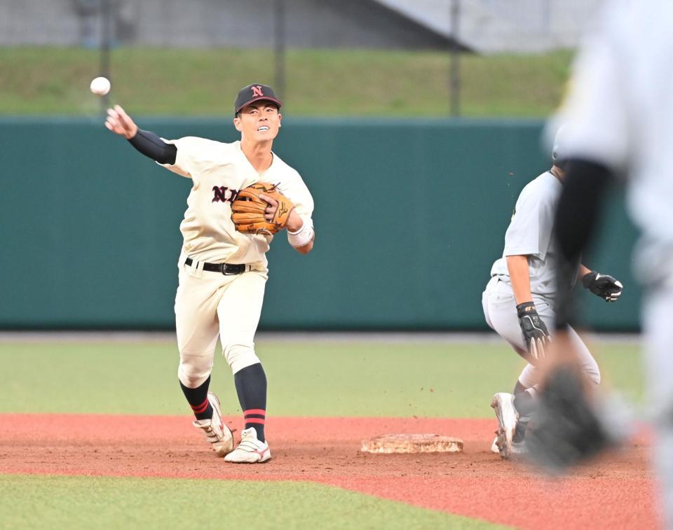 　１回、三塁併殺を決める日大・谷端将伍（撮影・持木克友）