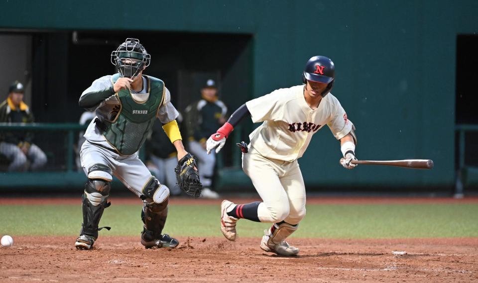 　３回、空振りの三振に仕留められ振り逃げを試みる日大・谷端将伍（撮影・持木克友）