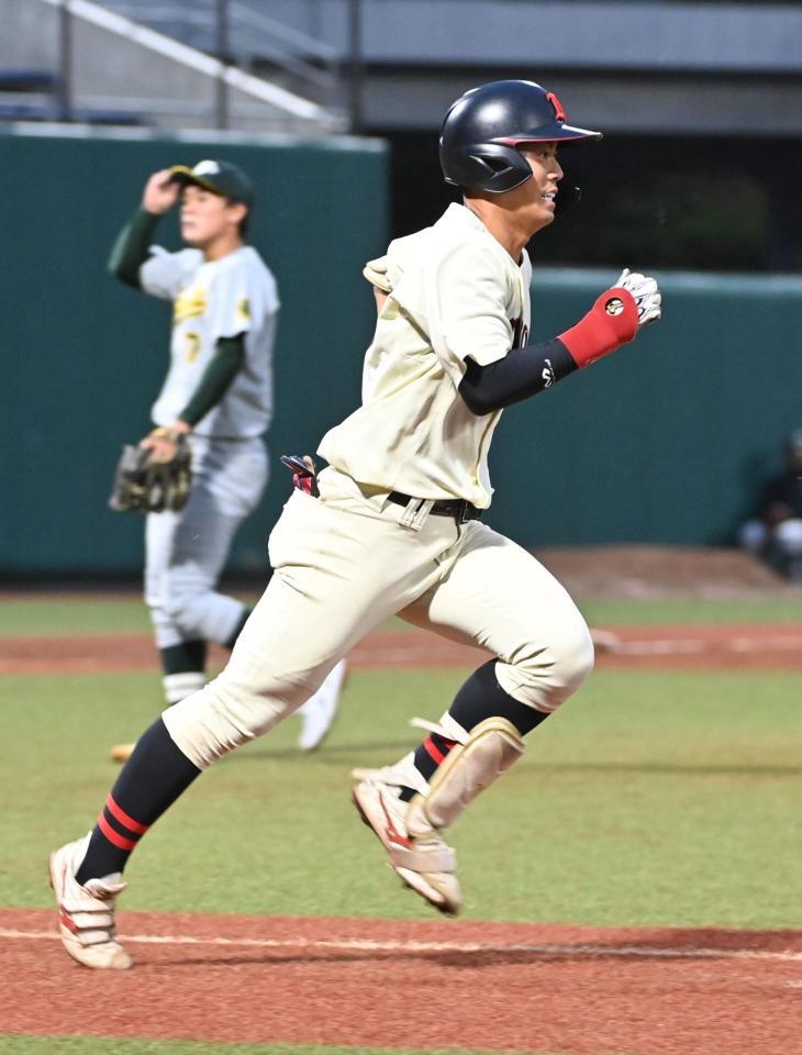 　３回、空振りの三振に仕留められ振り逃げを試みる日大・谷端将伍（撮影・持木克友）